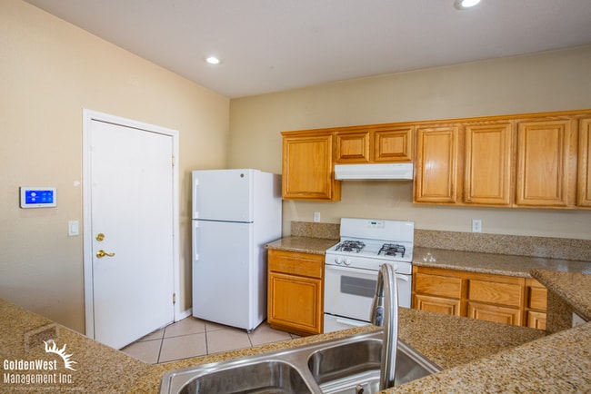 Building Photo - Spacious Two-Story 5Bdm 2.5Ba Home with Private Backyard in Summerlin.