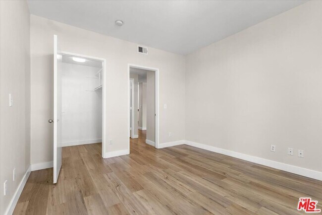 Building Photo - 5350 White Oak Ave