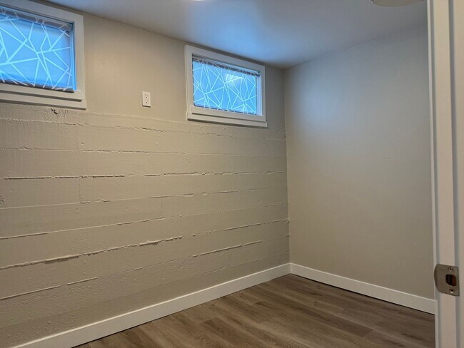 Building Photo - Charming 4 bedroom on 1+acre in Renton across from Benson Hill Elementary