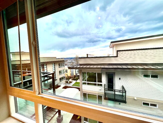 Building Photo - 2330 Yakima Ct