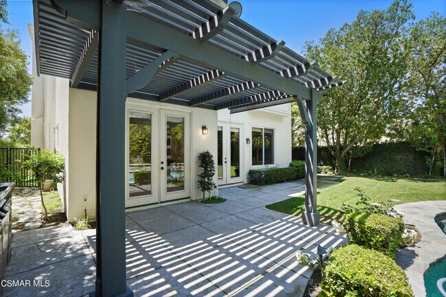 Building Photo - 6077 Mandeville Pl