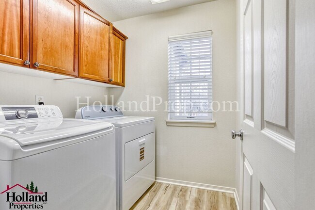 Building Photo - Impressive 4 bedroom home in Hillsboro