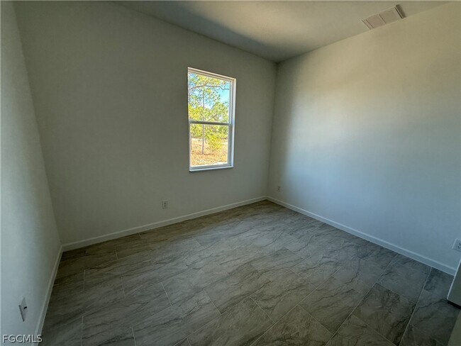 Building Photo - 1115 Cove St E