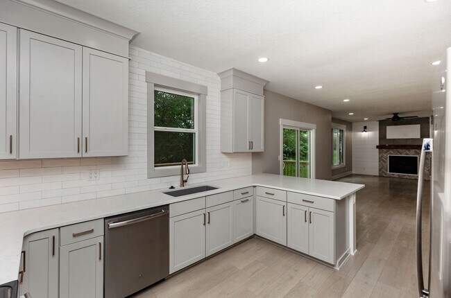Building Photo - THOUGHTFULLY UPDATED!! 4 Bedroom, 3 Bathroom Home in Urbandale!