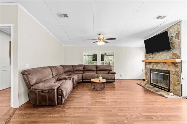 Building Photo - 13920 Hillcrest Dr