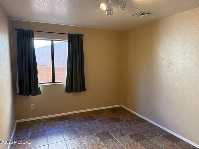 Building Photo - 3002 W Country Ranch Dr