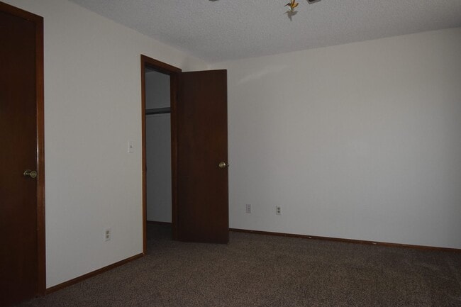 Building Photo - GREAT 3 BEDROOM/2 BATHROOM TOWNHOME WITH NEW PAINT & FLOORING. AVAILABLE 5/23.