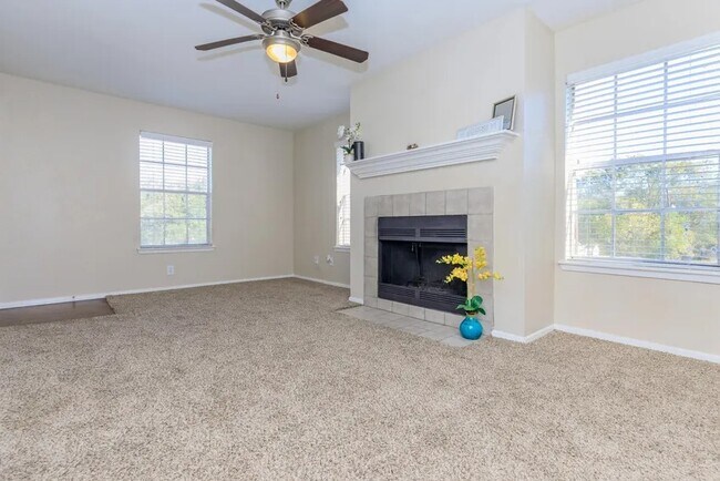 Building Photo - Elegant 2-Bedroom Near I-45 – Pets Welcome!