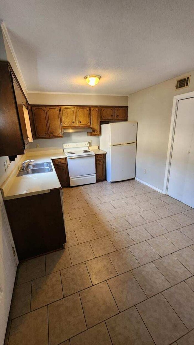 Building Photo - Townhouse featuring 2 bedrooms and 1 1/2 bathrooms in the heart of North Augusta!