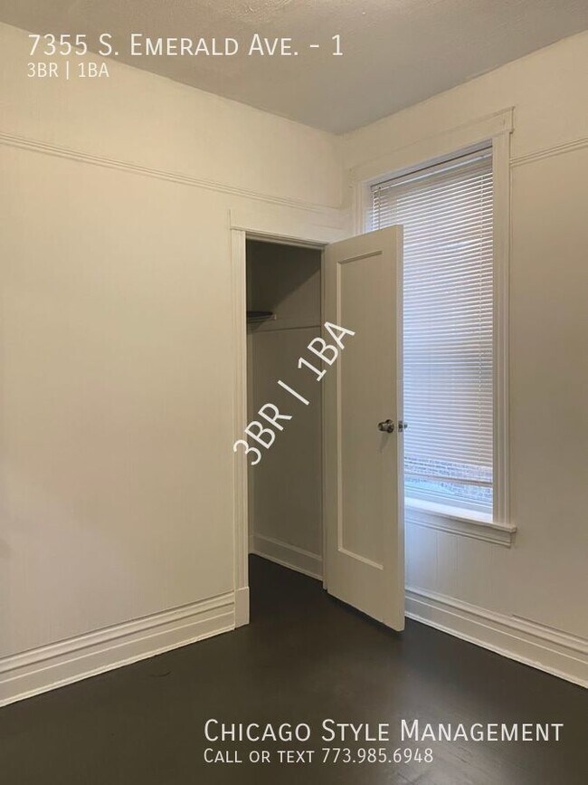 Building Photo - Generous Living Space