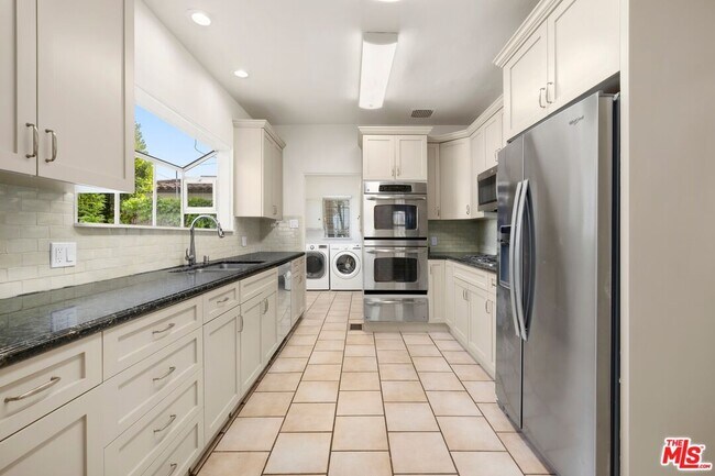 Building Photo - 120 S Poinsettia Pl