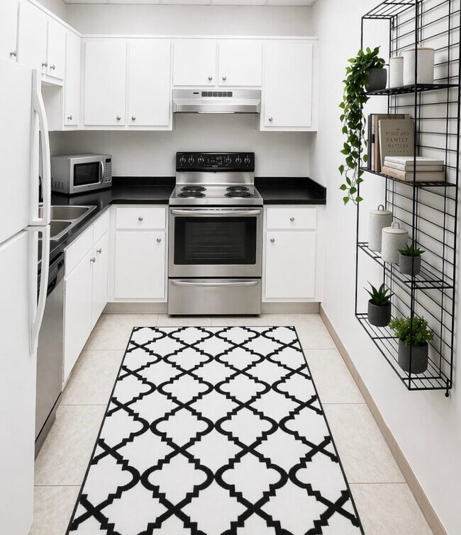 Building Photo - 901 Hillcrest Dr