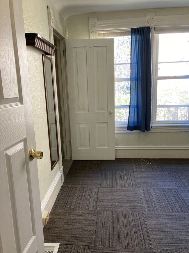 Building Photo - Three Bedroom Single-Family Home Close To ...