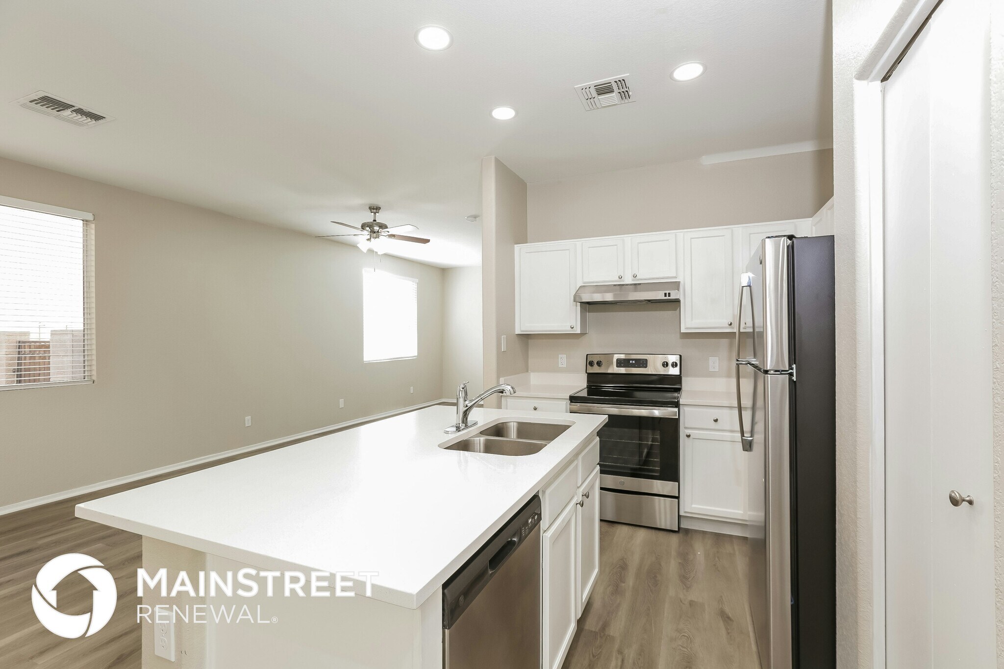 Building Photo - 1510 E Sonrisas St