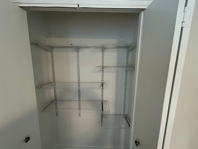 Building Photo - Cozy 2 bedroom/1 bath condo in the heart o...