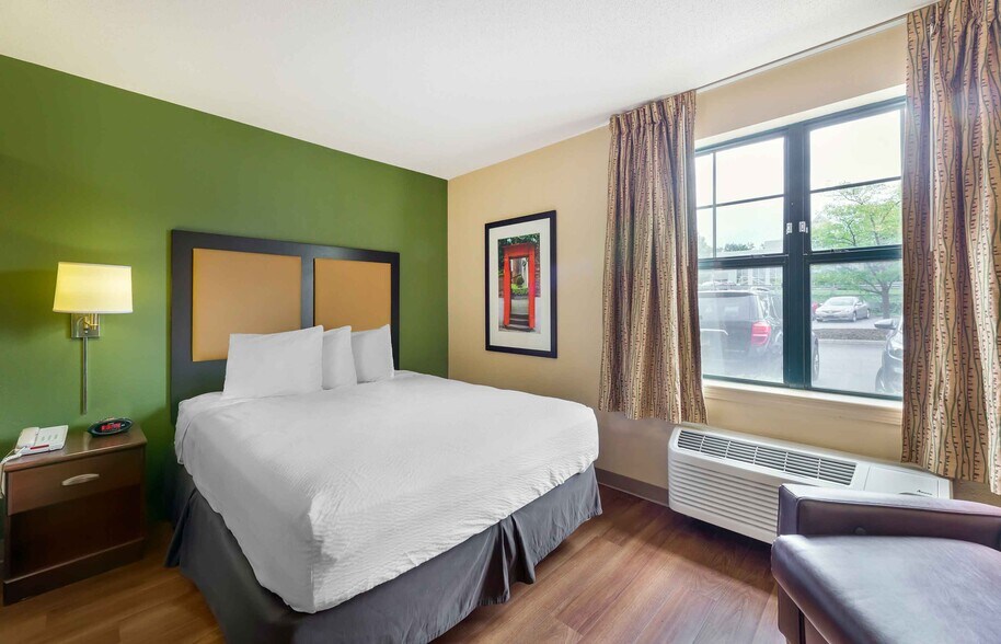 Building Photo - Furnished Studio-Chicago - Naperville - West