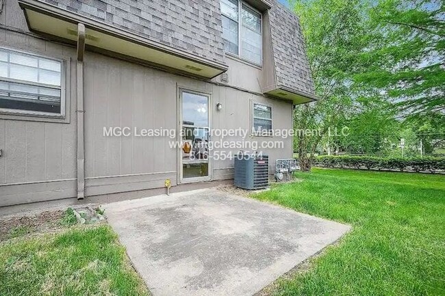 Building Photo - Spacious 2nd floor Townhome Living in the ...
