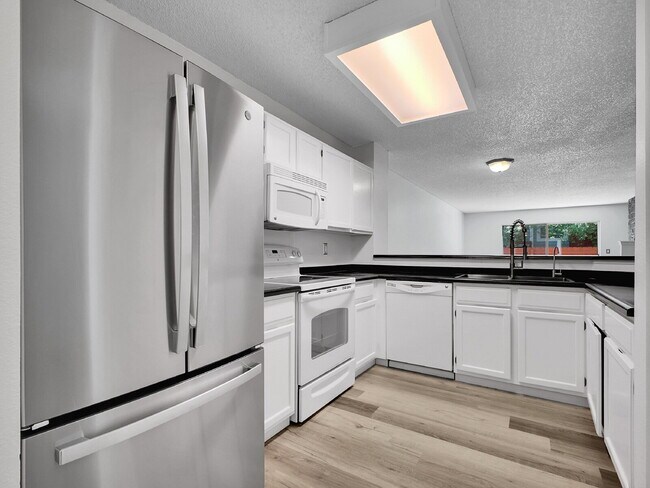 Building Photo - $2,395.00 2 bed, 2.5 bath townhome located...