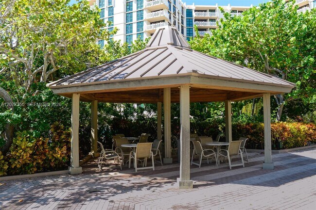 Building Photo - 1121 Crandon Blvd