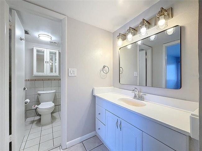 Building Photo - 890 N Village Dr