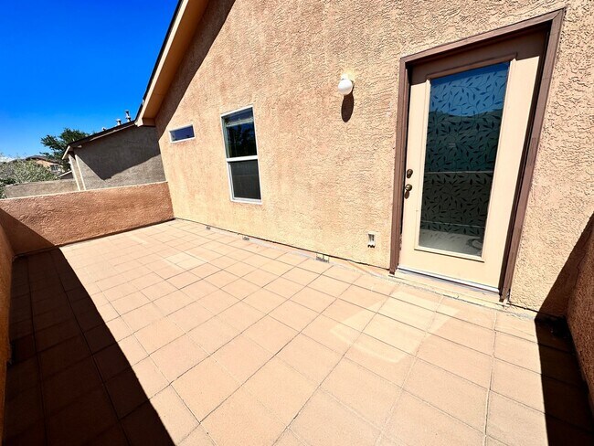Building Photo - Stunning 3 bed, 2.5 bath, 2575 sq ft home ...