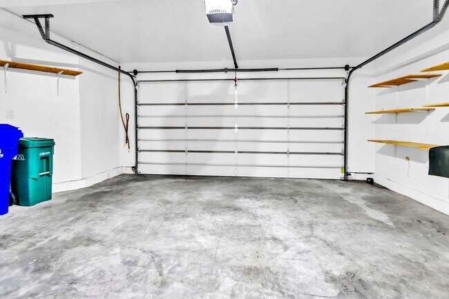 Building Photo - Beautiful 3 Bedroom/2.5 bath  detached hom...