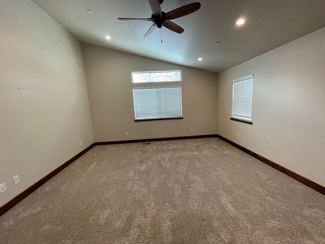 Building Photo - Beautiful, Custom 3 bedroom, 2 bath home w...