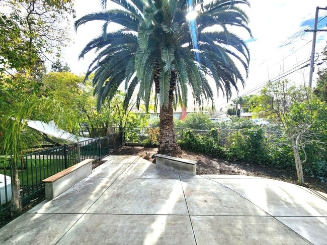 Building Photo - Stunning remodel