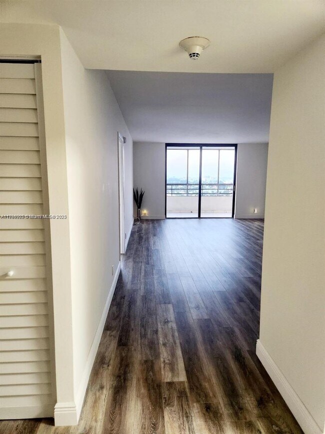 Building Photo - 2500 Parkview Dr