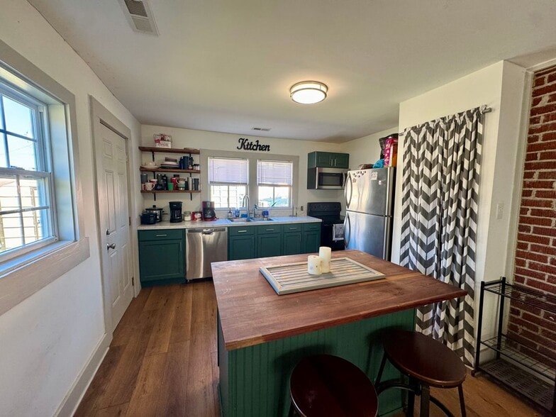 Building Photo - 194 E Pine St