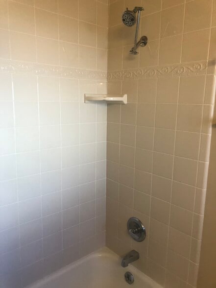 Shower over tub - 912 Roosevelt St