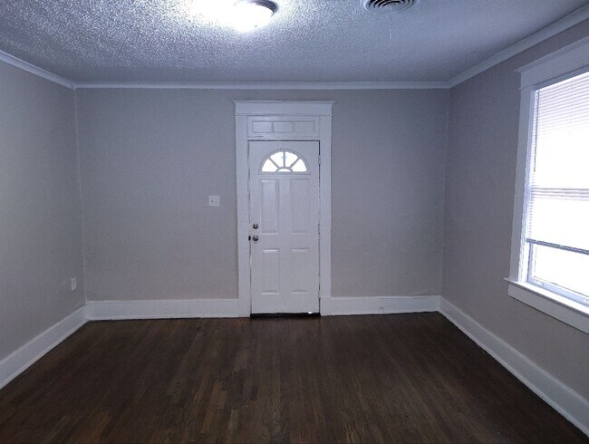 Building Photo - Move-in Special! 1/2 off first month's rent!