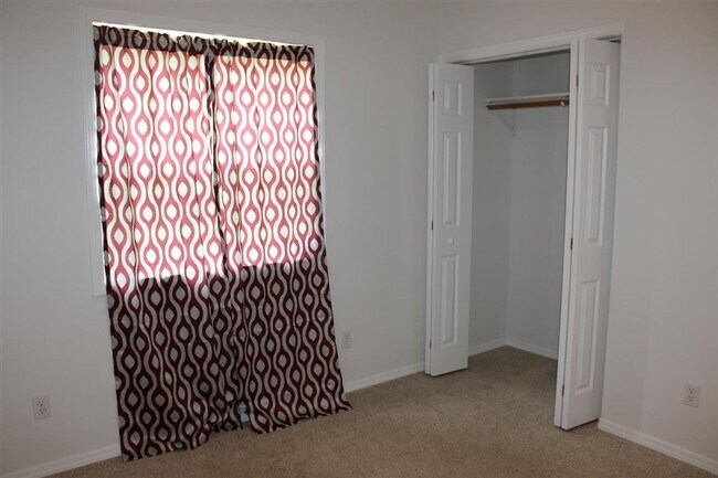 Building Photo - 3 Bedroom, 2 Bathroom house!
