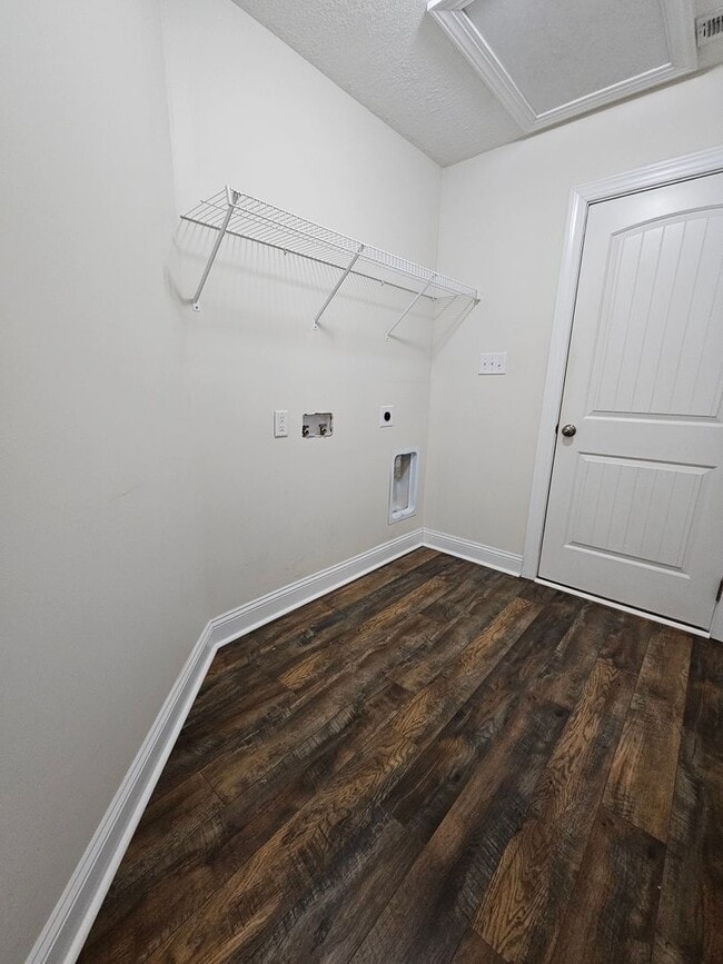 Building Photo - Spacious 3 Bedroom 2 Bathroom Home on Half...