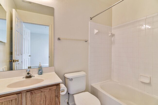 Building Photo - 3 Bed 2 Bath - Germantown Condo - Washer/Dryer In Unit