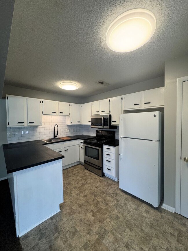 Building Photo - Move In Special: 1/2 Off 1st Month's Rent!!
