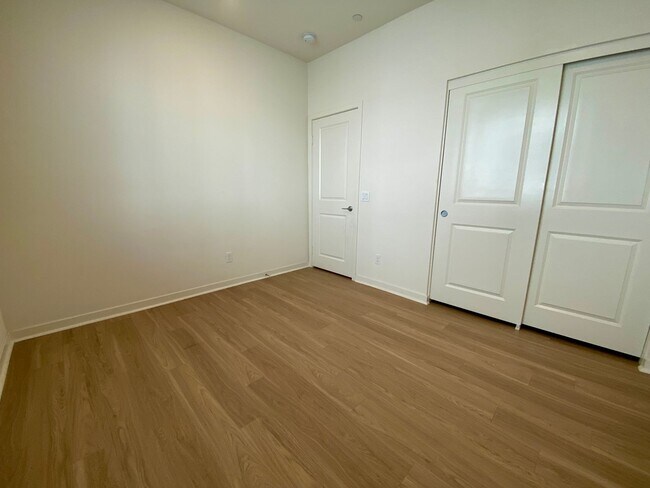 Building Photo - Modern 3-Bed, 3-Bath Home with Garage & Re...
