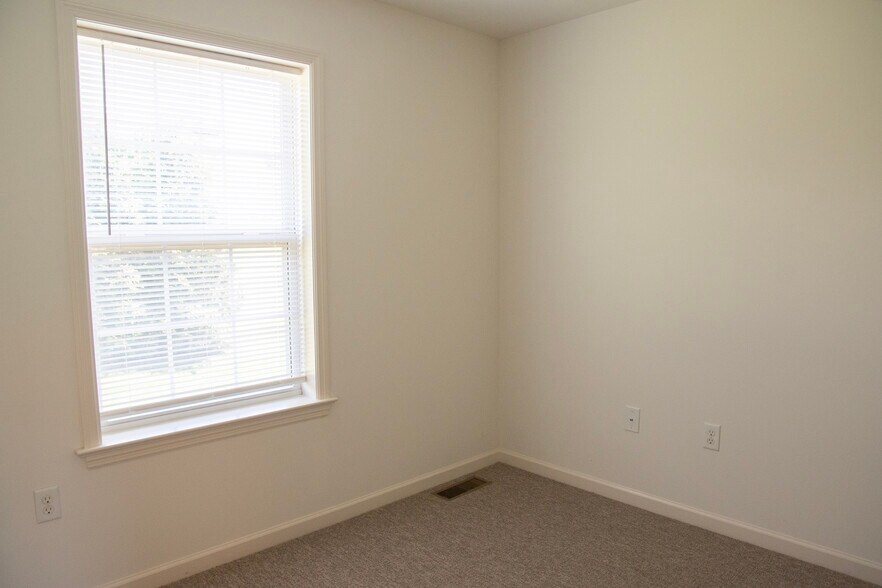 Building Photo - 635 Winding Ln