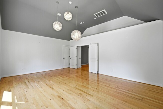 Building Photo - 520 Iverson Way