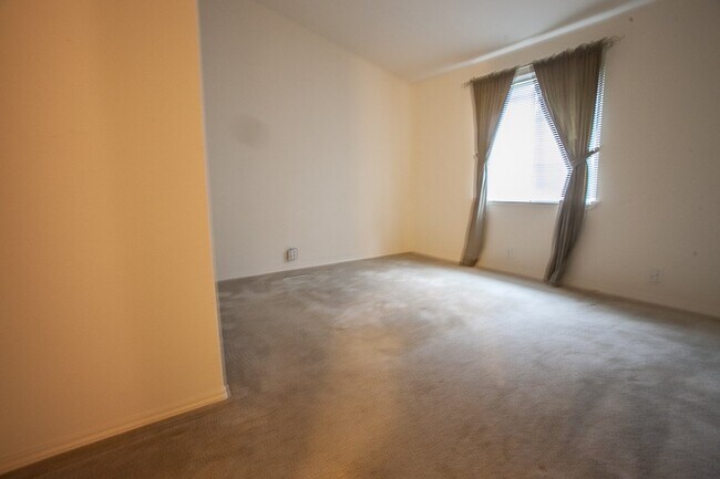 Building Photo - 4040 Summitview Dr