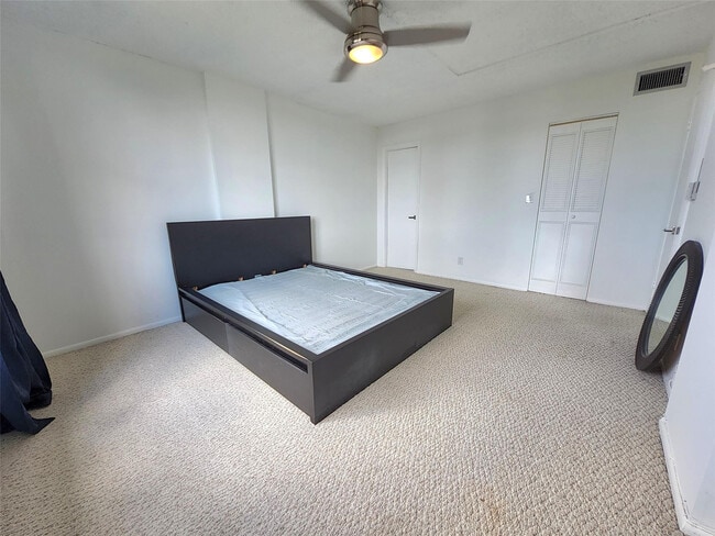 Building Photo - 112 Royal Pk Dr