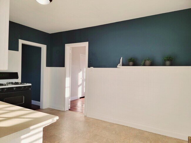 Kitchen/Breakfast Area - 813 28th St