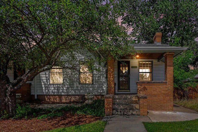 Building Photo - Charming University Neighborhood Home | 2 Bedrooms + Bonus Room