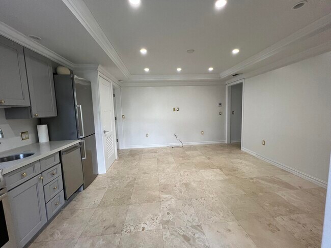 Building Photo - 252 Oleander Ave