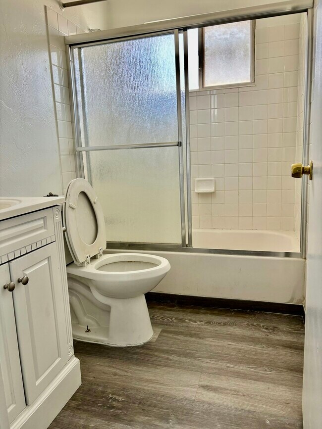 Building Photo - 1331 Pinetree Dr