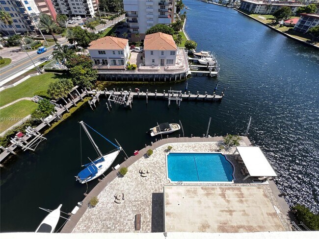 Building Photo - 1160 Hillsboro Mile