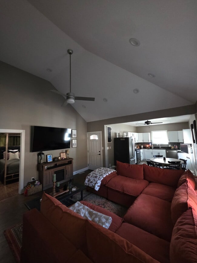 Building Photo - 329 N School Ave