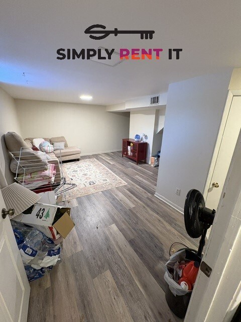 Building Photo - 6 Bedroom House on Campus, August 1st