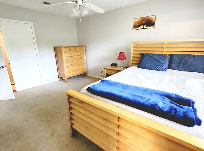 Building Photo - North Columbus 3 Bedrooms 2 Bath Garage