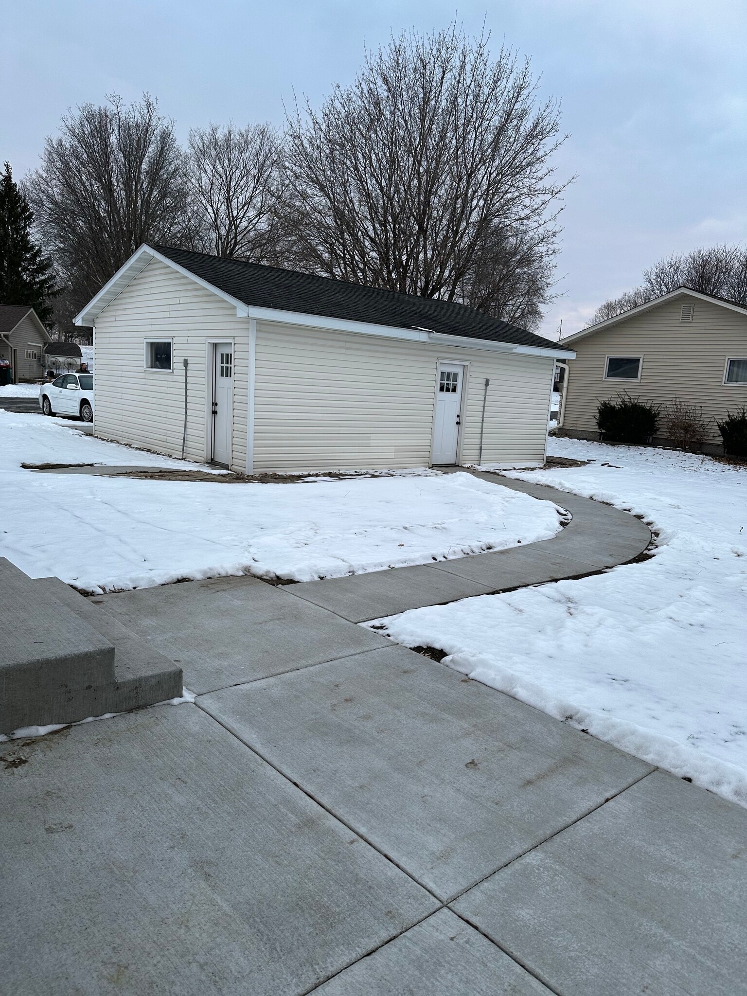 Detached garage & parking on driveway - 605 N Grove St
